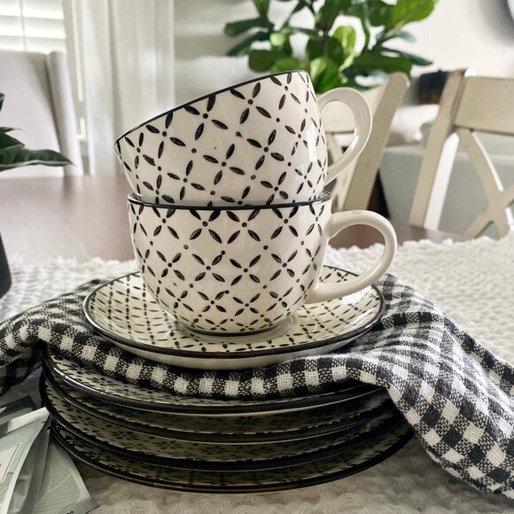 Set/2 Pattern Tea Cups & Saucers - Picture 3 of 8